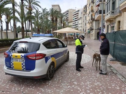 Un agente junto al dueño de una mascota en la Explanada de Alicante.