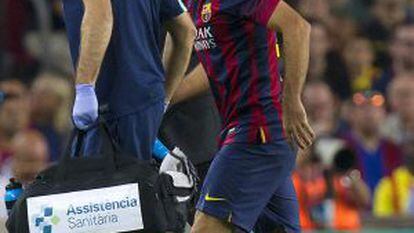 Mascherano abandona el campo lesionado.