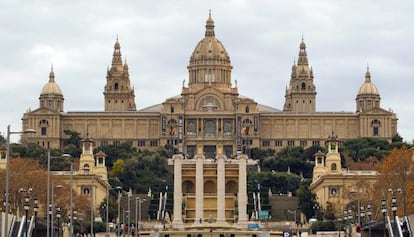 Perfil del MNAC desde la Plaza de Espanya.