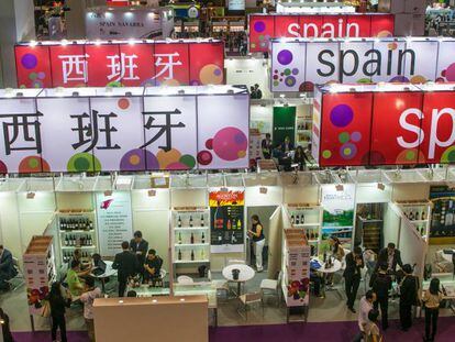 Imagen panorámica del pabellón español en la Feria del Vino en Hong Kong, en 2019.