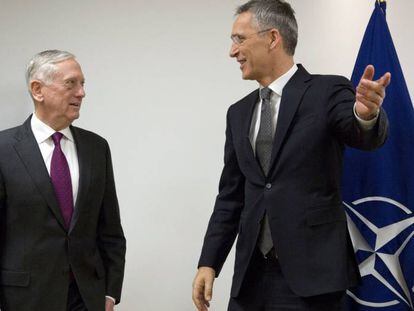 Stoltenberg recibe a Mattis a su llegada a la OTAN.