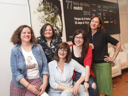 De izquierda a derecha, Lucía Valcárcel, Marta Martínez, Patricia Escalona, Sheila Mateos y Begoña Huertas este domingo 27 de mayo en la presentación del colectivo en la Feria del Libro en el parque El Retiro, en Madrid.
