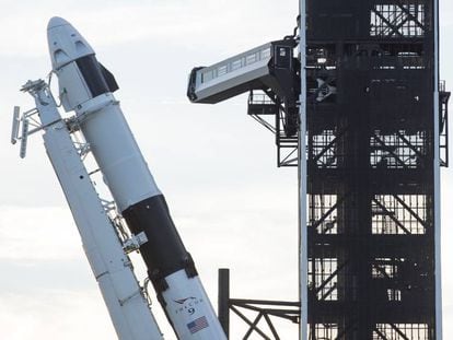 El cohete SpaceX Falcon 9, con la cápsula Crew Dragon, durante su preparación para el lanzamiento en el Kennedy Space Center de Florida.