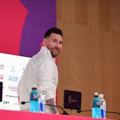 Doha (Qatar), 21/11/2022.- Argentina's Lionel Messi leaves a press conference at the Qatar National Convention Center (QNCC) in Doha, Qatar, 21 November 2022. Argentina will play Saudi Arabia in their group C match of the FIFA World Cup 2022 on 22 November. (Mundial de Fútbol, Arabia Saudita, Catar) EFE/EPA/ABIR SULTAN

