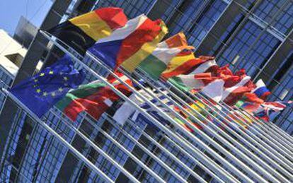 Banderas de varios países europeos ondean delante del Parlamento Europeo.