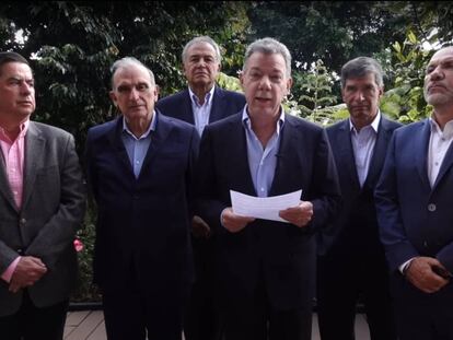 Juan Manuel Santos junto a miembros de su equipo negociador.