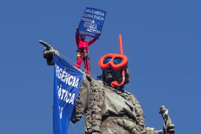 Un activista de Greenpeace ha escalat l'estàtua, d'uns 60 metres.