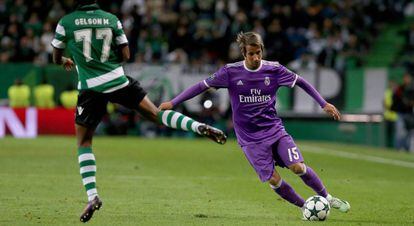 Coentrao ante Gelson en el Sporting-Madrid de la fase de grupos de la Champions.