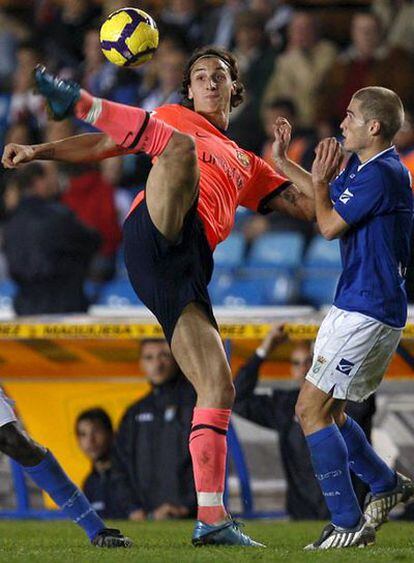 Ibrahimovic controla el balón ante Bergantiños.
