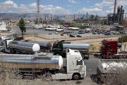 Camiones cisterna hace cola ante una gasolinera a las afueras de Atenas