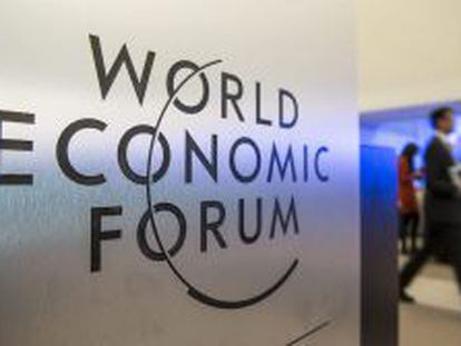 Varios participantes toman un descanso en el primer día de la 44 edición del Foro Económico Mundial que se celebra en Davos.