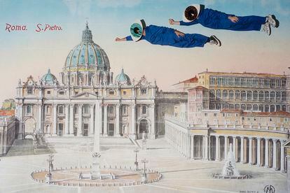 Monreal utilizó uno de los sets de la Ópera de Roma pintados a mano para disparar las imágenes de la campaña.