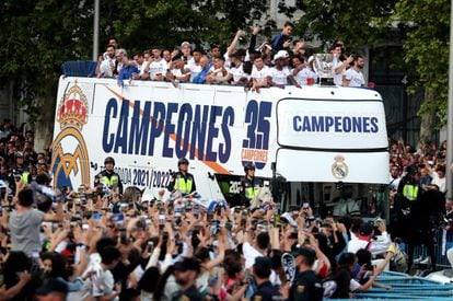 Los jugadores del Real Madrid llegan a la plaza de Cibeles para celebrar el campeonato de Liga.