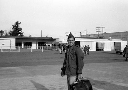 Oliver Stone aterriza en EE UU en noviembre de 1968, después de participar en la guerra de Vietnam.