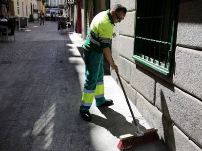 Barrendero en la calle de Barcelona en Madrid, el 10 de abril de 2017.