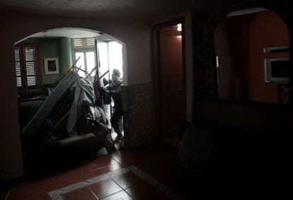 Un guardia civil entra en una de las casas del poblado de Cho Vito para proceder a su desalojo y derribo. La Dirección General de Costas ha ejecutado la demolición del poblado en el municipio tinerfeño de Candelaria, cuyas nueve viviendas estaban afectadas por la Ley de Costas.
