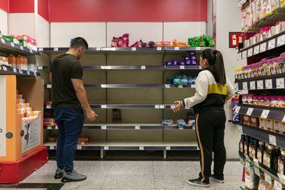 Estantes desabastecidos por el acopio de víveres en un supermercado de Madrid.