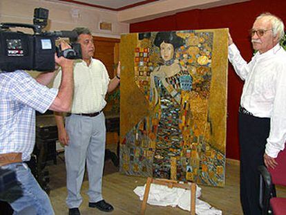 Erik el Belga, a la derecha, enseña junto al alcalde de Cúllar, José Miguel Martínez, <i>La diva, </i>inspirado en Klimt.