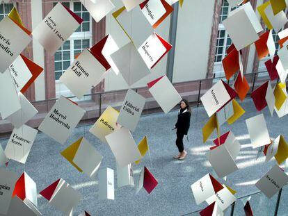 Libros colgados de autores catalanes en el pabell&oacute;n de Catalu&ntilde;a de la Feria de Francfort.