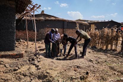 Hosea Kombe y Mwamini Maombi, junto a su hijo Samuel y otros dos jóvenes, recogen agua del pozo frente a su casa, en el campo de refugiados de Dzaleka. A pesar de que cuatro miembros de su familia fueron vacunados en 2017, el periodo de inmunidad ha caducado y ahora se temen lo peor. “No hemos oído hablar de ninguna vacuna contra el cólera aquí en el campo”, cuenta Moambi.