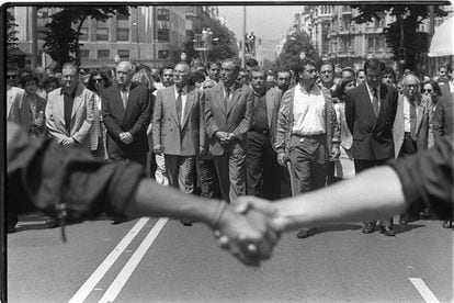Manifestación en Bilbao por la liberación del concejal del PP en Ermua, Miguel Ángel Blanco Garrido, secuestrado por ETA. En la imagen de derecha a izquierda : Álvarez Cascos, Carlos Garaikoetxea, de Eusko Alkartasuna, José Antonio Ardanza, Lehendakari vasco, Xabier Arzalluz, del PNV y Javier Madrazo, de Izquierda Unida, el 12 de julio de 1997.