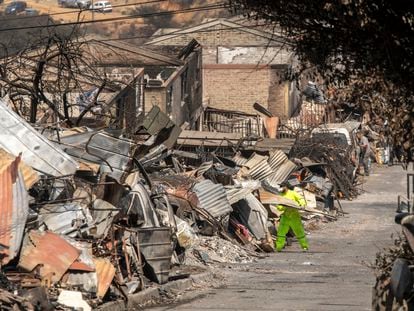 Un hombre recoge los escombros de una vivienda destuida por los incendios en la región de Valparaíso, el 5 de febrero de 2024.