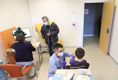 Un trabajador sanitario inyecta la vacuna contra la covid a un menor, en el Hospital Infanta Sofía, a 30 de diciembre de 2021, en San Sebastián de los Reyes (Madrid).