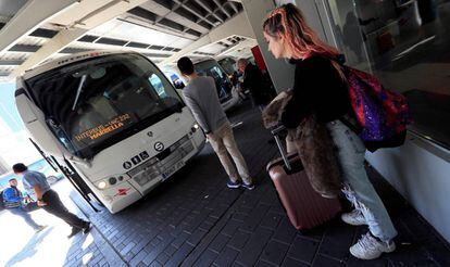 Algunas personas con equipaje en la estación sur de autobuses de Madrid.