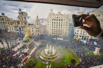 Las Fallas arrancan este 15 de marzo en Valencia. Hemos seleccionado las mejores imágenes de la pasada edición para mostrar la magia de estas fiestas.