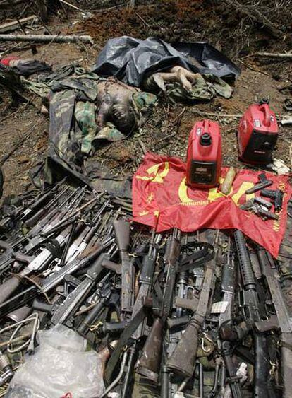 Cadáveres de guerrilleros de las FARC, junto a un arsenal en la base ecuatoriana de Raúl Reyes.