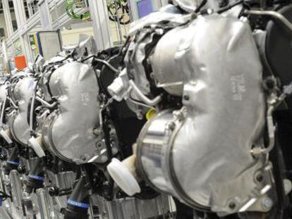 Un empleado de Volkswagen trabaja en una cadena de montaje de motores di&eacute;sel MDB en la planta que la fabricante de coches tiene en Salzgitter (Alemania). 