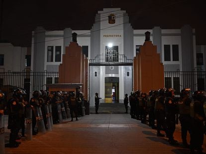 Agentes de la policía peruana hacen guardia ante la Prefectura de Lima, donde Pedro Castillo pasó la noche del miércoles detenido.