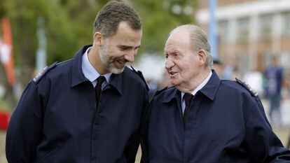 Los reyes Felipe VI y Juan Carlos I, en la base de Torrejón de Ardoz (Madrid) en 2014.