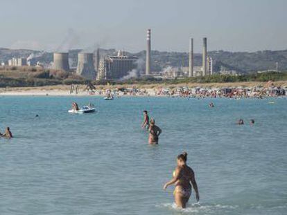 La zona costera de Rosignano Solvay, situada a 25 kilómetros de la ciudad italiana de Livorno, presenta un aspecto muy atractivo debido a los desechos químicos que vierte una fábrica cercana