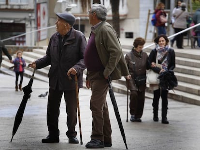 Dos ancianos pasean por Santa Coloma de Gramanet (Barcelona).