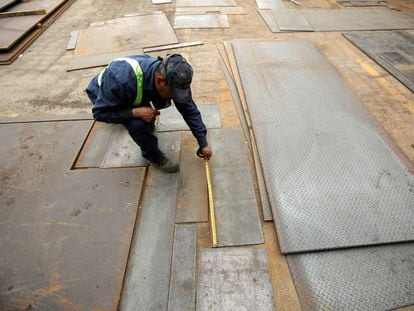 Un trabajador mide placas de acero en una fábrica en Ciudad Juárez (México).