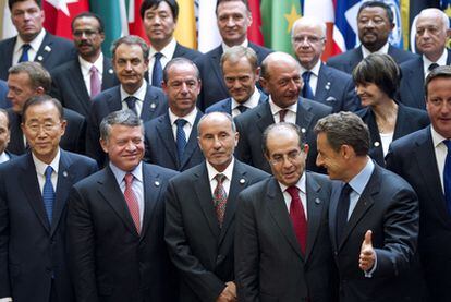 Nicolas Sarkozy (derecha), junto al <i>número dos</i> del Consejo Nacional de Transición libio, Mahmud Yibril, y el presidente del mismo, Mustafá Abdel Yalil, durante la foto de familia de los participantes en la Conferencia de Amigos de Libia celebrada ayer en París.
Gadafi, el pasado 10 de abril en Trípoli.