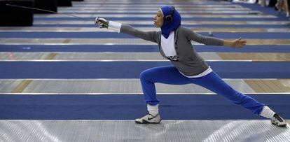 La atleta egipcia de esgrima, Eman Gaber, realiza unos estiramientos en el centro de ExCel.