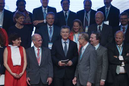 Mauricio Macri (centro), rodeado por representantes del T20 en Buenos Aires.