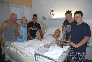 La bebé con su familia en el hospital de Denia.