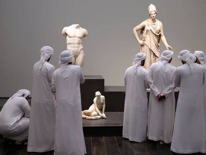 Visitantes del Louvre Abu Dabi observan las obras durante la inauguración del museo el 11 de noviembre de 2017.