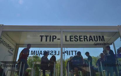 Ciudadanos alemanes consultan documentos secretos del TTIP en una oficina instalada por Greenpeace en Berlín.