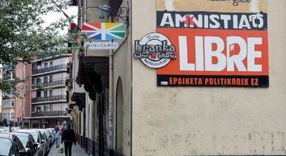Cartel reclamando la amnist&iacute;a en Romo, Las Arenas.