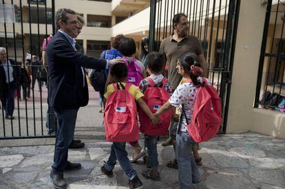 Ni&ntilde;os refugiados llegan el lunes a un colegio p&uacute;blico de Atenas.