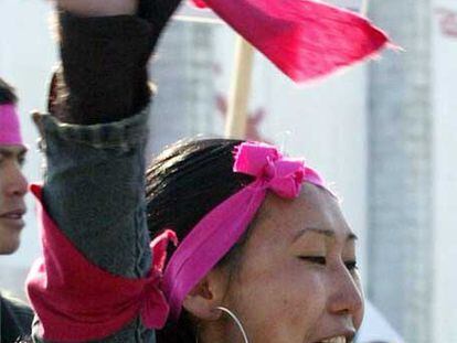 Manifestación en Bishkek en marzo de 2006, en el primer aniversario de la <i>revolución de los tulipanes.</i>