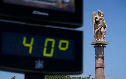 Un termómetro a pie de calle marcaba el viernes 40 grados en el Puente de San Rafael, en Córdoba.