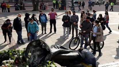 La estatua derribada del fundador de Bogotá, Gonzalo Jiménez de Quesada, el 7 de mayo de 2021.