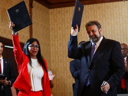 Delcy Rodríguez, vicepresidenta de Venezuela, y el diputado opositor Timoteo Zambrano tras la firma del acuerdo el lunes. 