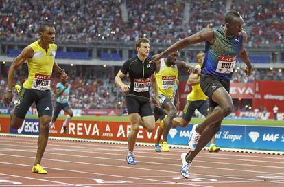 Bolt gana los 200m ante Weir y Lemaitre.
