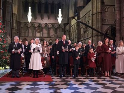 La familia real británica se reúne en la abadía de Westminster, en Londres, durante un concierto de villancicos organizado por la princesa de Gales, el 15 de diciembre de 2022.